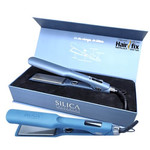 מחליק שיער SILICA מקצועי 100% טיטניום רחב תמונה של מחליק שיער SILICA מקצועי 100% טיטניום רחב מבית סיליקה - מתוך קטלוג HairFix, מוצג באריזת המקור
